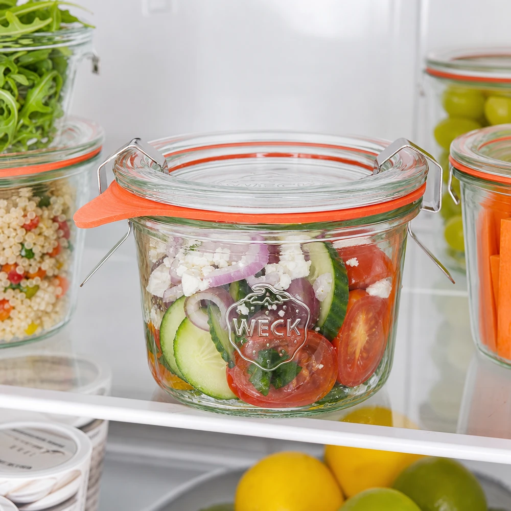 80 ml:n tumppupurkki täydellisenä WECK RR60 WECK tumblers 80ml RR60 jääkaapissa tuoreella salaatilla osoittaa käytännöllisen ruoan säilytyksen.