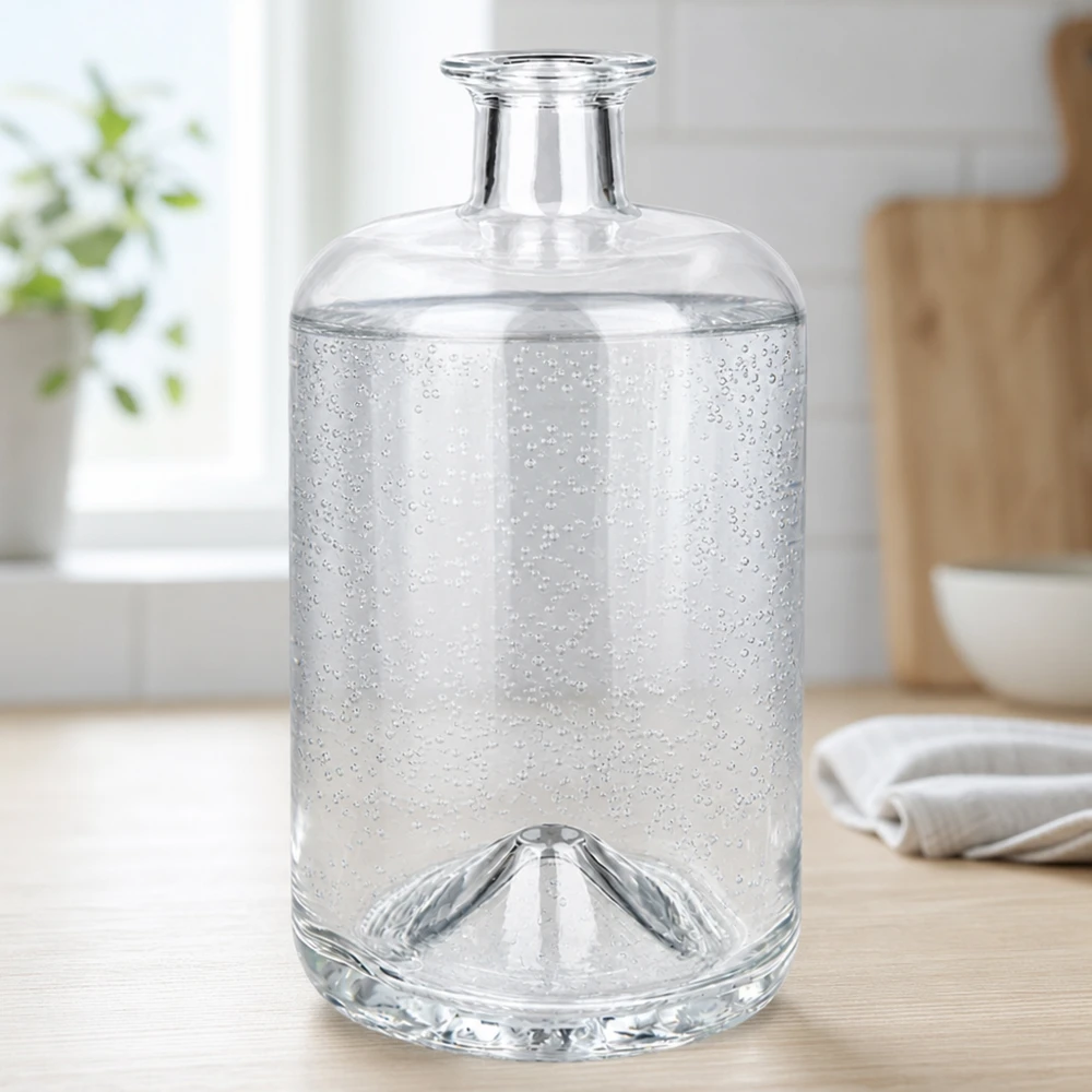 700ml Apothekenflasche "Classic" ohne Verschluss UNiTWIST® 700ml Sofia-lasipullossa, joka on täytetty kuohuvedellä, näkyy hiilidioksidikuplia kirkkaassa keittiöympäristössä.