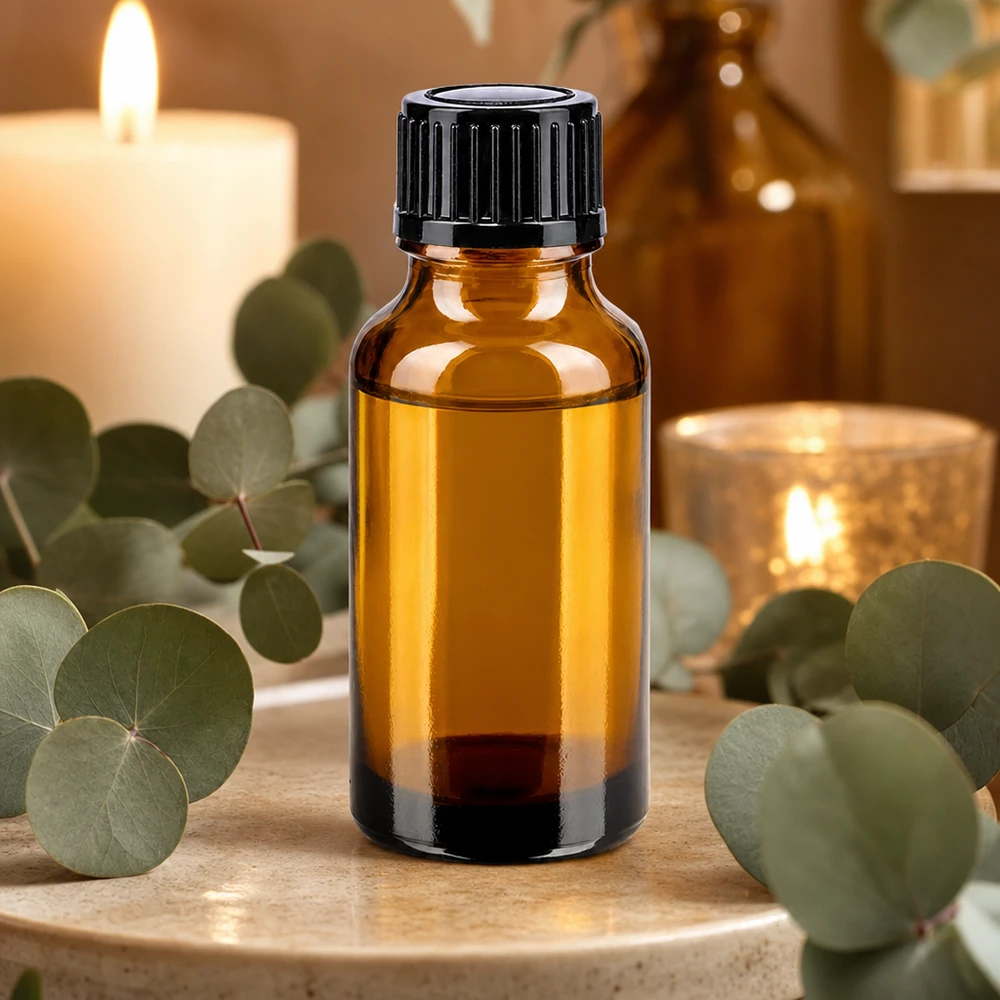 Apteekkipullo ruskea 20ml ruuvikorkki musta standardi Ruskea 20 ml:n lasipullo, jossa on musta kierrekorkki, eukalyptusoksien ja kynttilöiden välissä