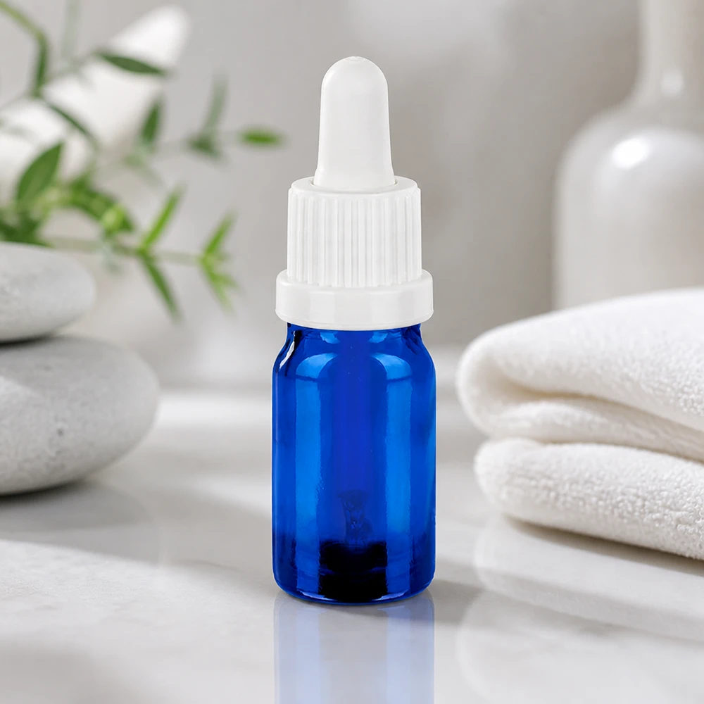 5 ml:n pipettipullo valkoinen tamper-evident-suljin BlueLine UT18/5 Kompakti 5 ml:n pipettipullo, jossa on uritettu valkoinen korkki turvallista käsittelyä ja tarkkaa käyttöä varten.