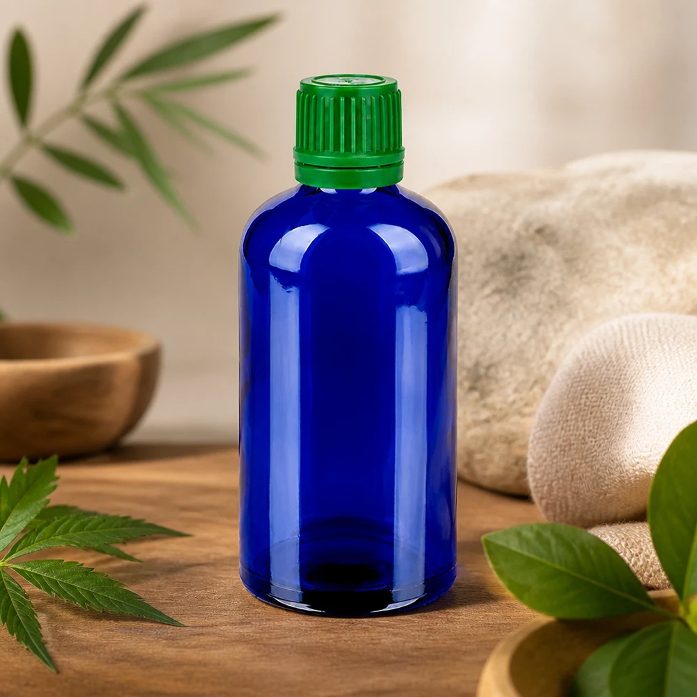 100ml pullo loistavaa koboltinsinistä, jossa on turvallinen vihreä korkki luonnonkosmetiikkaa ja tinktuureja varten.