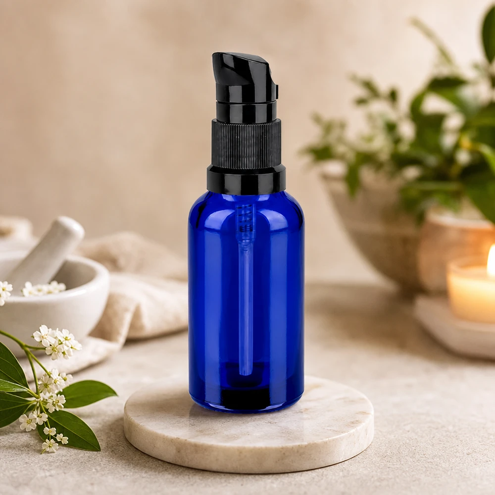 Premium-pumppupullo 30ml koboltinsininen, jossa ergonominen annostelija helpottaa levittämistä.