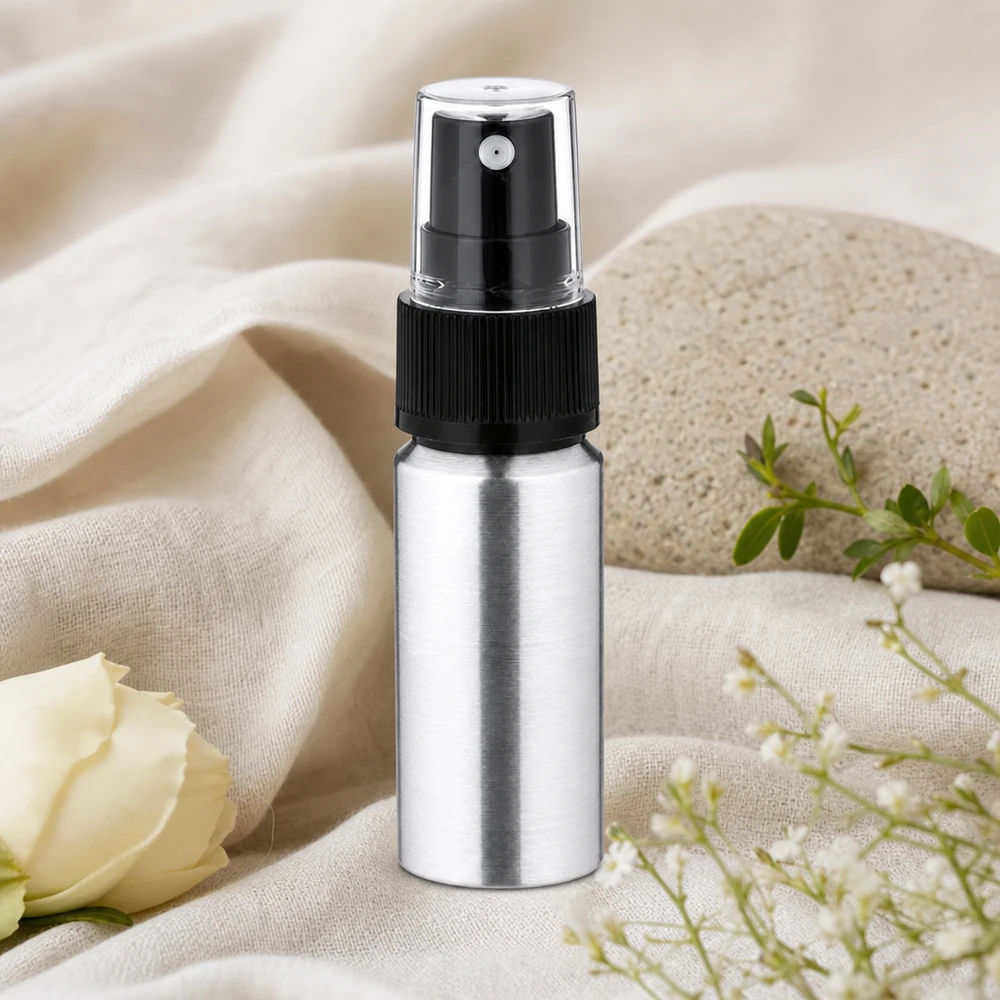 20ml kiillotettu alumiinipullo, jossa on sumutin. Hopeinen 20ml alumiinipullo, jossa on sumutin - täydellinen matkoille ja matkalla oloon.
