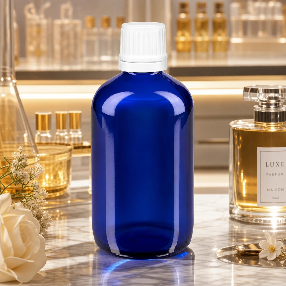 Apteekkipullo sininen 100ml ruuvikorkki valkoinen peukaloinninesto sulkeminen Sininen 100 ml:n lasinen apteekkipullo, jossa on valkoinen 11 mm:n OV-korkki, marmoripinnalla ylellisen hajusteen vieressä