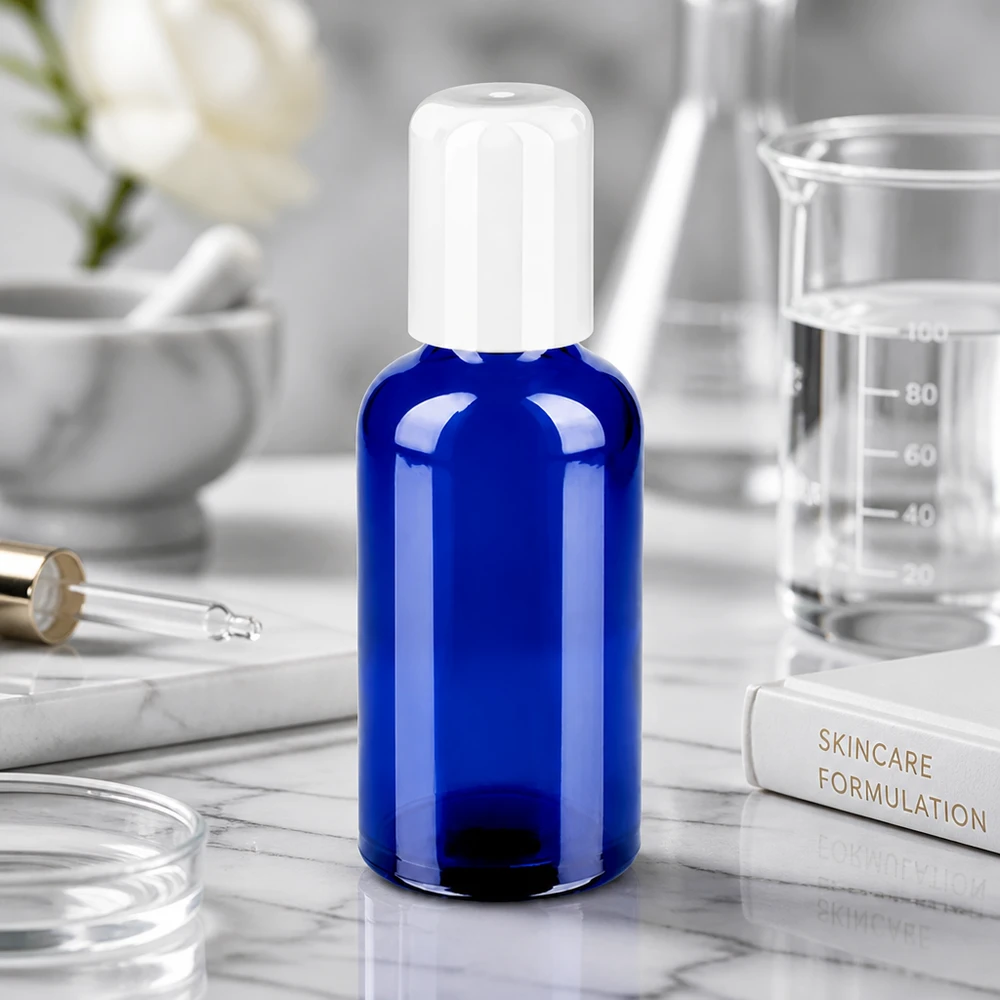 50ml roll-on-pullo valkoinen vakiokorkki BlueLine UT18/50 Kompakti 50ml roll-on-pullo tyylikkäässä koboltinsinisessä värissä ihonhoitoon ja seerumin levittämiseen liikkuvaan käyttöön.