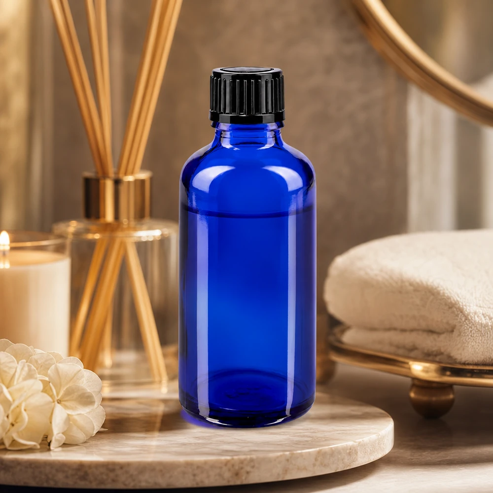 Apteekkipullo sininen 50ml tippapullo korkki 1mm musta standardi Koboltinsininen 50 ml:n tiputuspullo apteekkilasista, mustalla kierrekorkilla, spa-tyylisessä ympäristössä