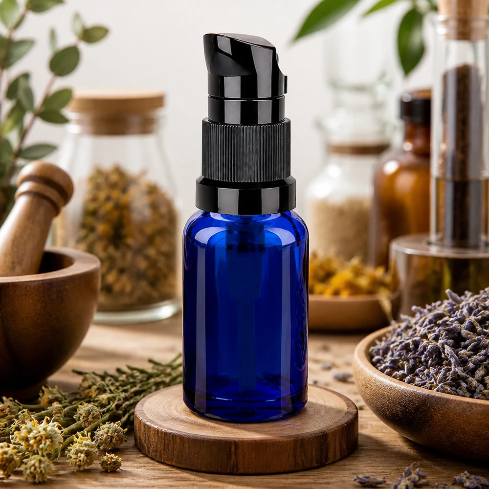 10ml pumppupullo musta vakiokorkki BlueLine UT18/10 Kompakti 10 ml:n pumppupullo koboltinsinisellä ergonomisella pumppuannostelijalla STD BlueLine UT18/10