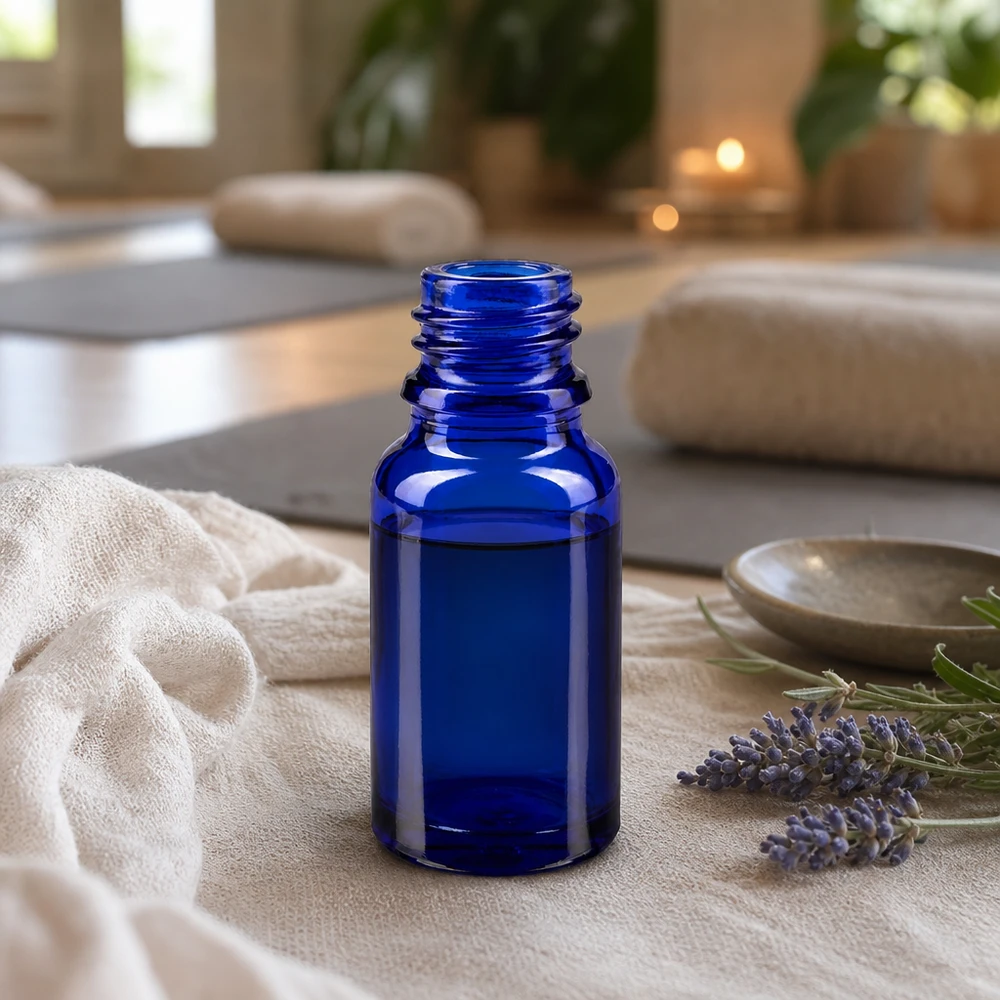 Tippapullo 10ml DIN 18 SININEN LASI 10ml tippapullo Kompakti ApoGlas apteekkipullo 10ml tyylikkään sinisessä värissä aromaterapiasovelluksiin.
