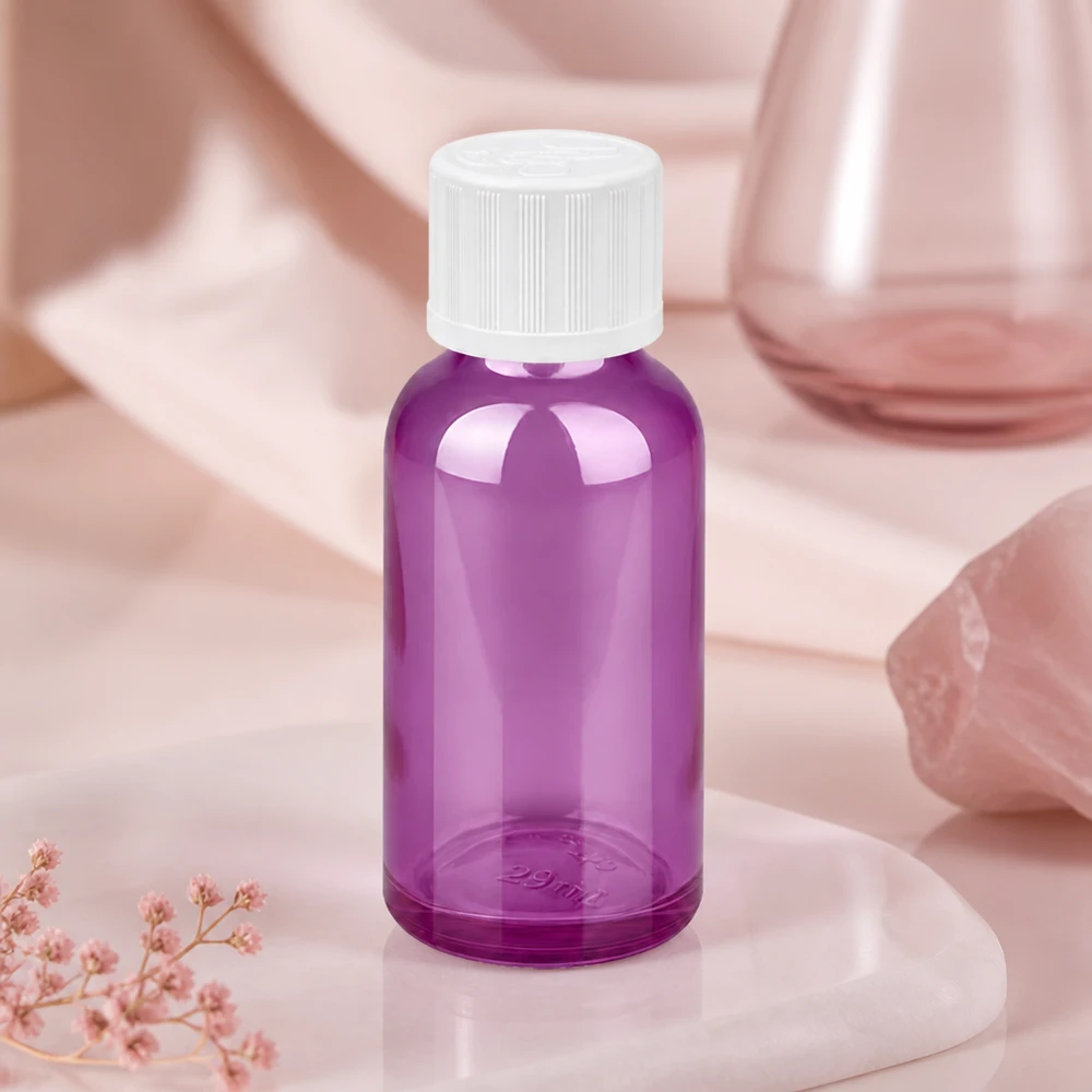Pyöreä 30 ml:n tippapullo, jossa on ergonominen muoto ja valkoinen kierrekorkki tyylikkäässä violetissa designissa.