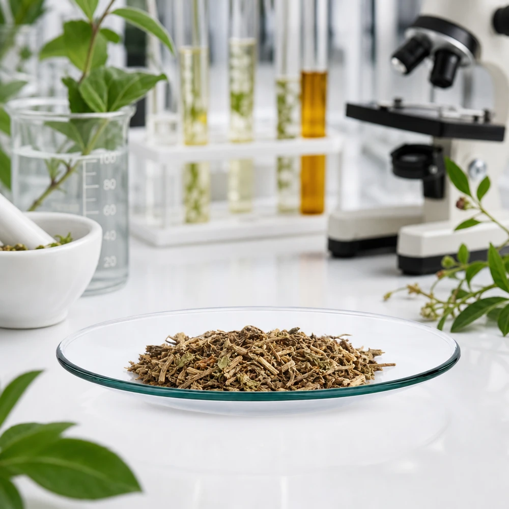 Kellolasikulho ø100 mm Läpinäkyvä kellolasiastia, joka on täytetty kuivatuilla yrteillä valkoisella laboratoriopinnalla.