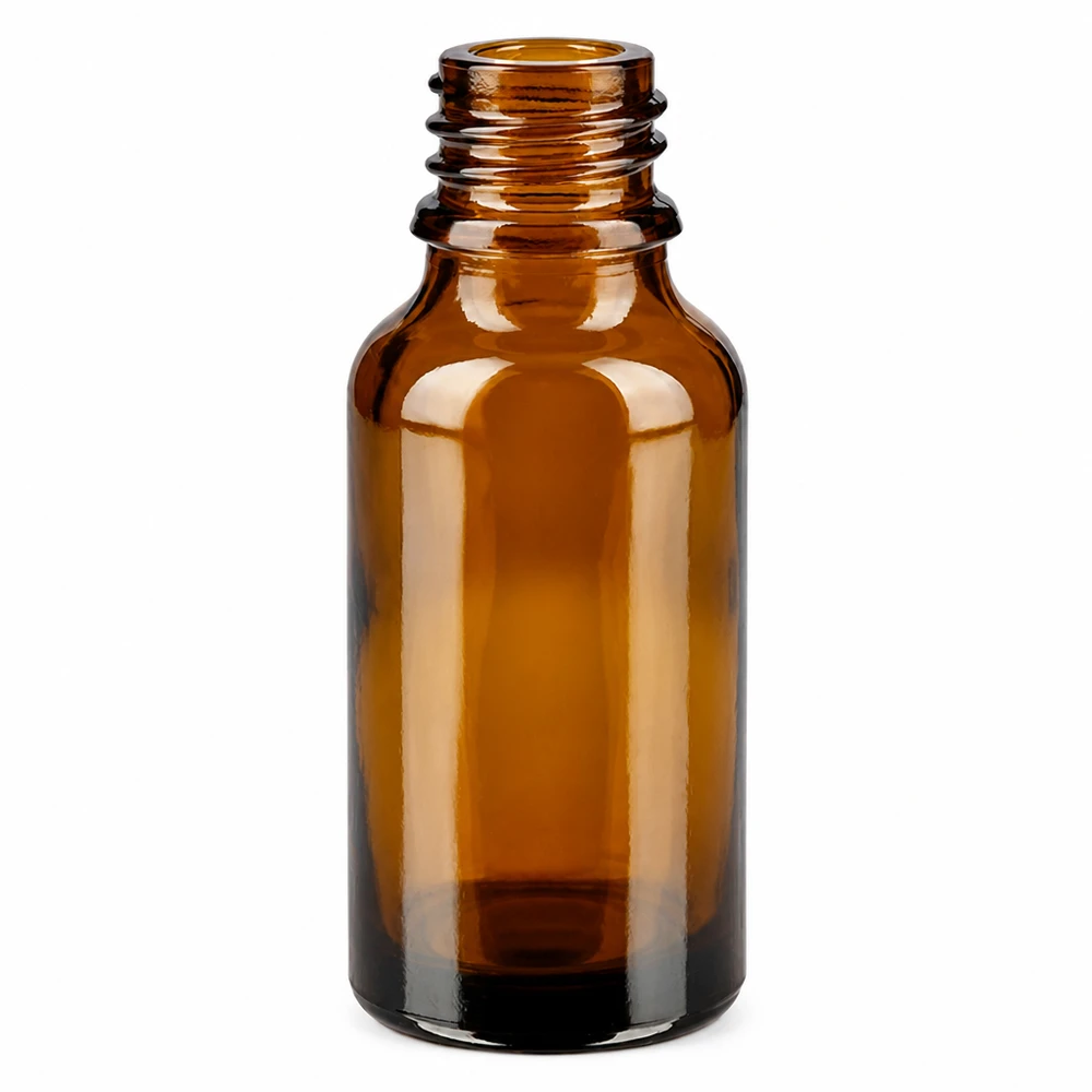 Tippapullo 20 ml DIN 18 ruskeankeltaisesta lasista valmistettu tippapullo 20 ml DIN 18 20ml ruskea apteekkipullo pitkä muoto ApoGlas tyhjä ilman korkkia valkoisella pohjalla.