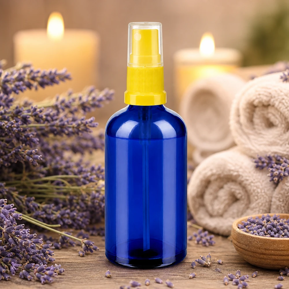 Korkealaatuisesta lasista valmistettu läpinäkyvä 100ml suihkepullo, jossa on käytännöllinen pumppusumutin.