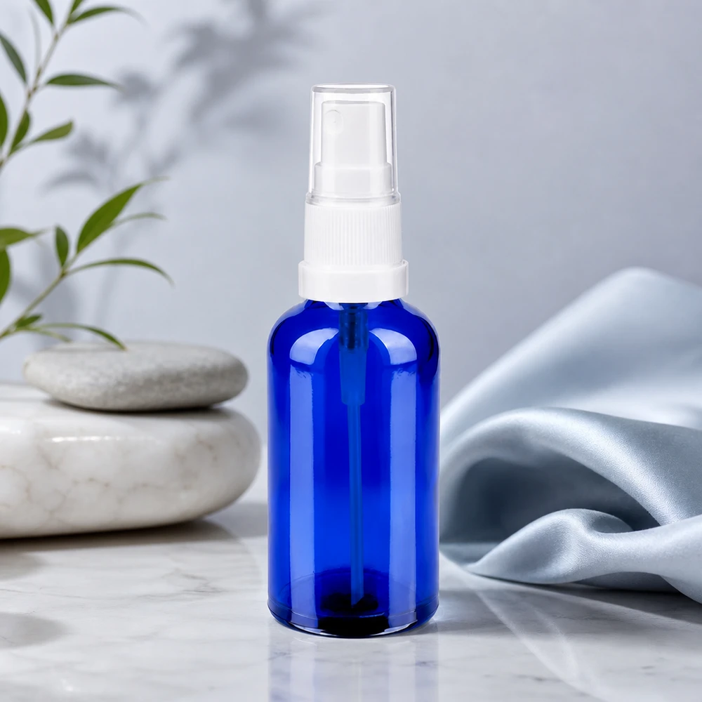 Laadukas 50 ml:n lasipullo, jossa on suihkutuslisälaite DIY-kosmetiikkaan ja kotitekoisiin hoitotuotteisiin.