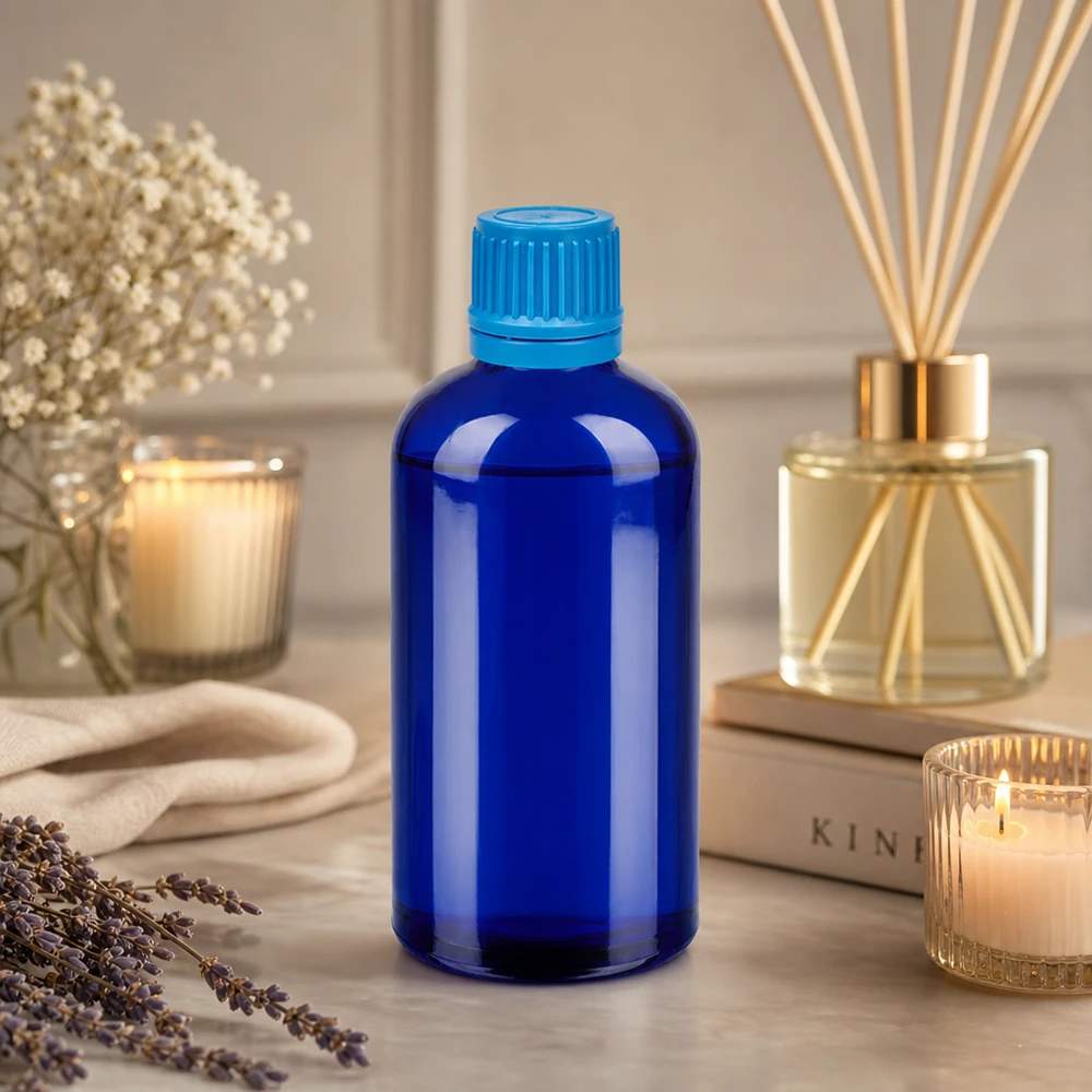 Tyylikäs sininen lasipullo 100ml, jossa on UT18-kierre, ihanteellinen eteerisille öljyille ja hyvinvointituotteille.