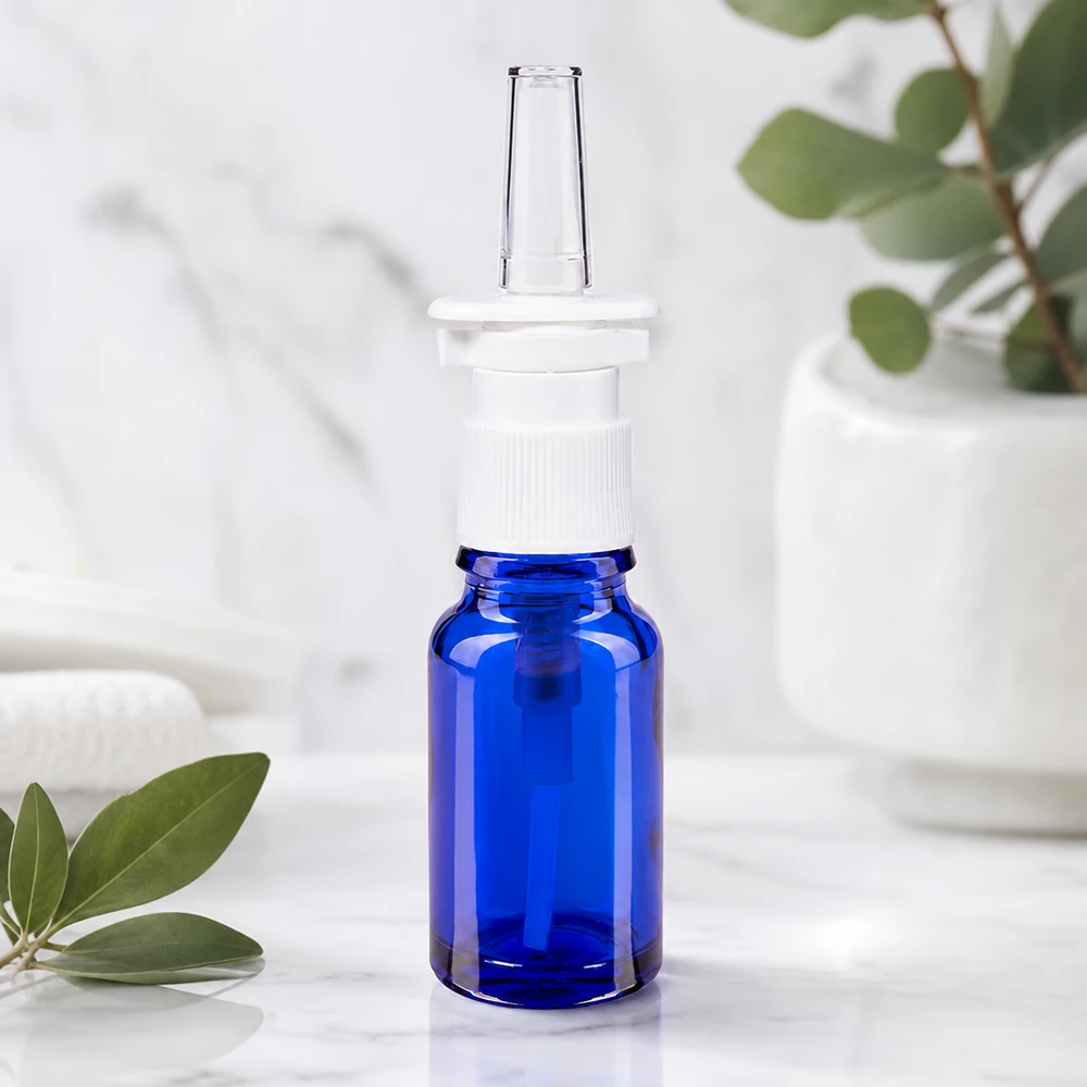 Koboltinsininen 10 ml:n lasipullo, jossa on valkoinen, ergonominen nenäsumutepumppu