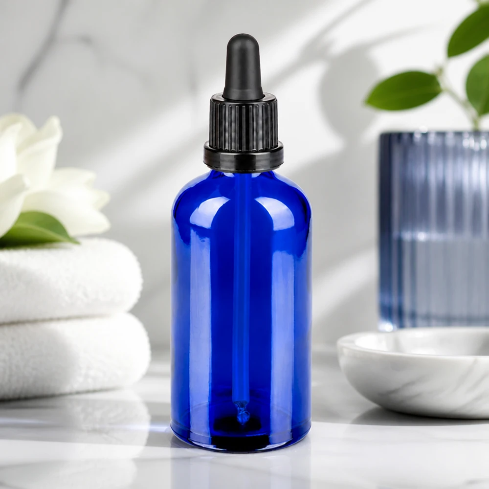 100ml pipettipullo musta tamper-evident-suljin BlueLine UT18/100 Tyylikäs sininen lasipullo 100ml ja musta pipetti tyylikkääseen tuote-esittelyyn.