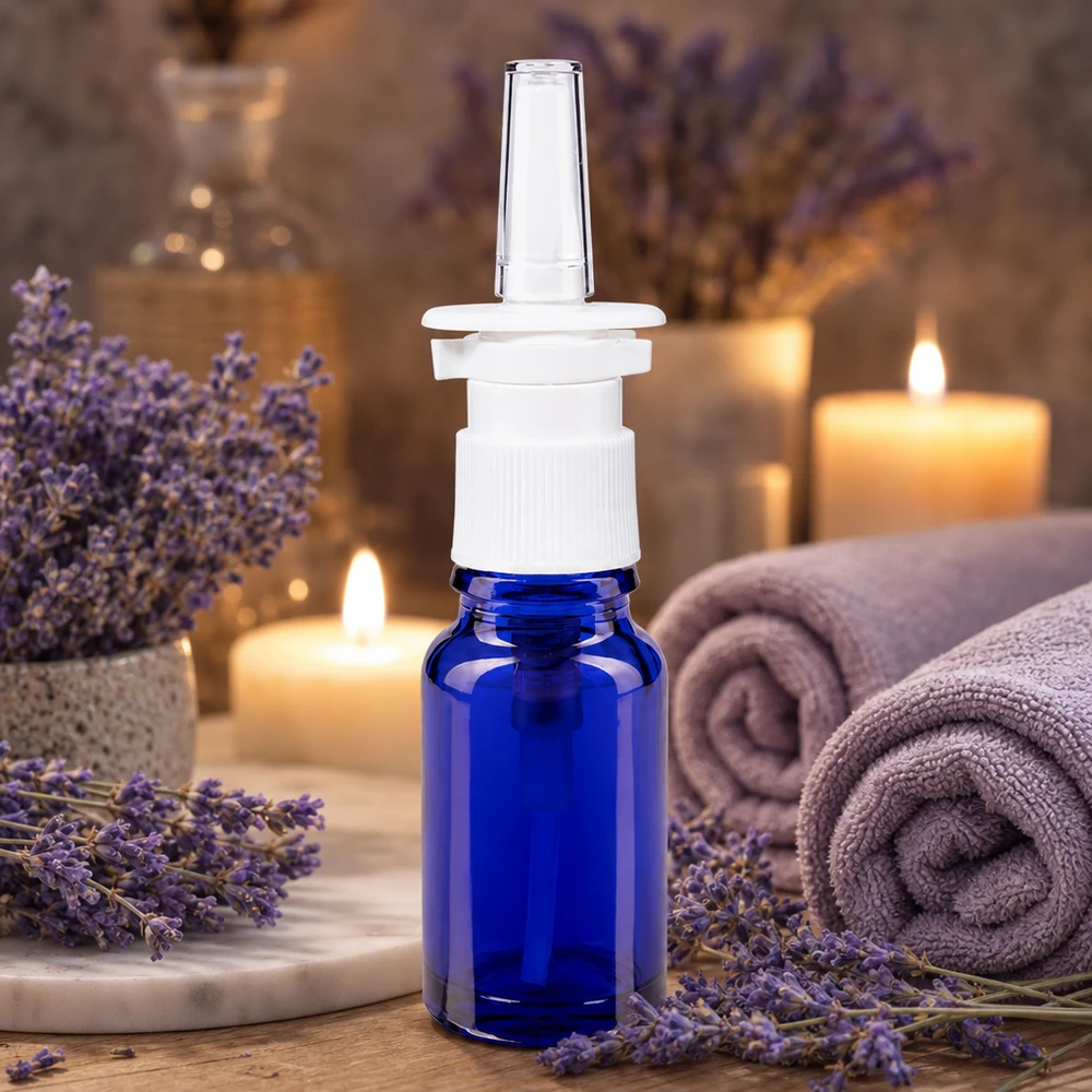Apteekkipullo sininen 10ml nenäsumutin valkoinen standardi Koboltinsininen 10 ml:n nenäsumutepullo, jossa on valkoinen pumppumekanismi, laventeli-spa-tunnelmassa