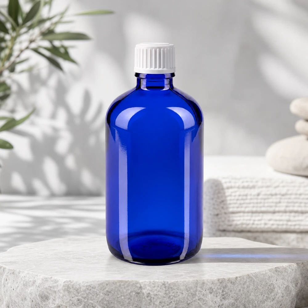 Apteekkipullo sininen 100ml ruuvikorkki valkoinen globen standardi Sininen apteekkipullo, 100 ml, UV-suojattu, valkoisella vakiokorkilla, eteerisille öljyille