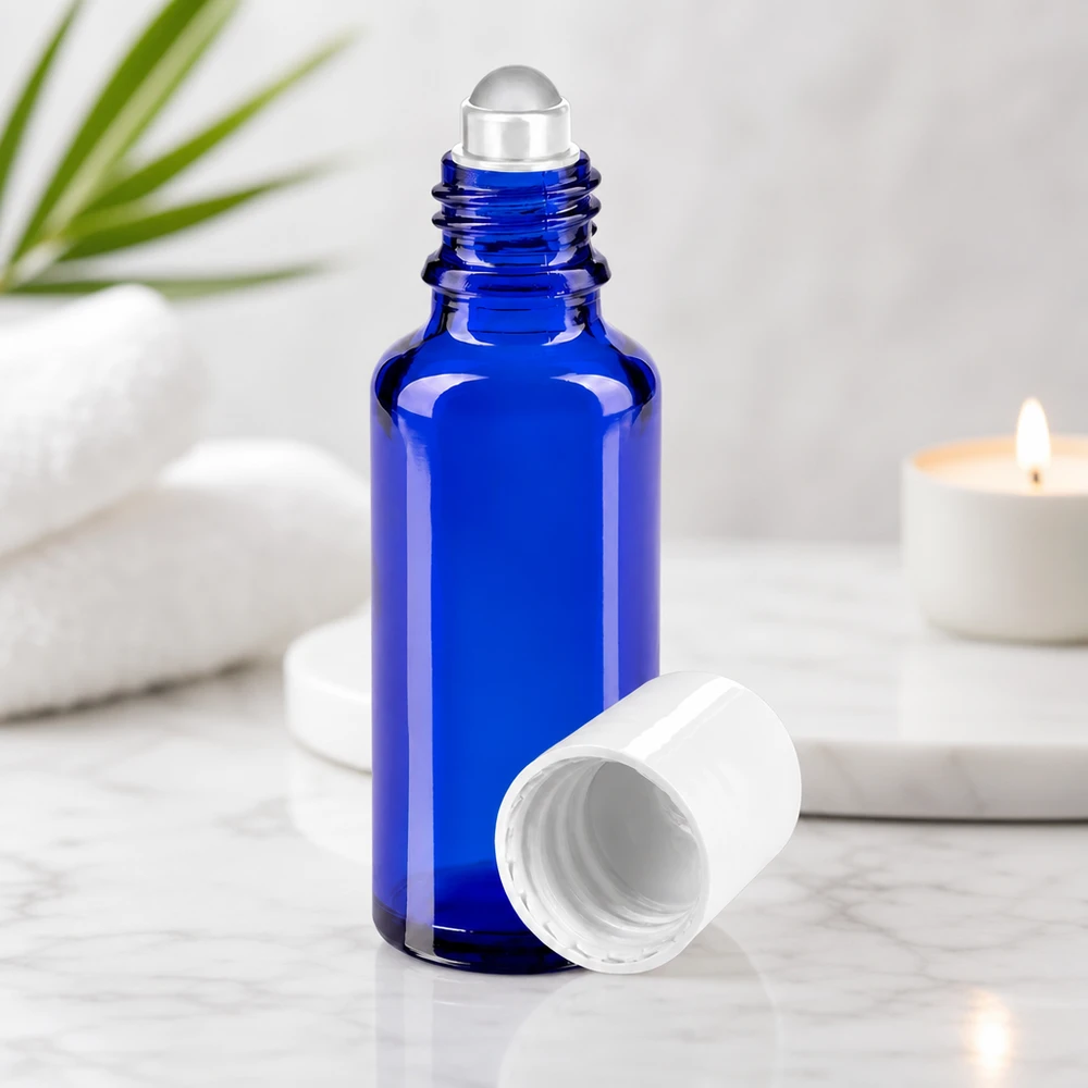 Apteekkipullo sininen 30ml roll-on korkki valkoinen Sininen 30 ml:n roll-on-pullo UV-suojalasista, jossa on valkoinen vakiokorkki eteerisille öljyille