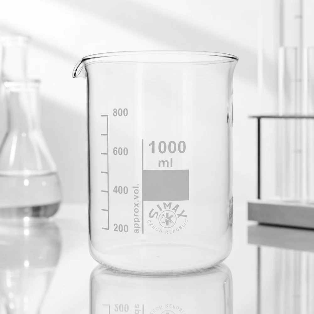 Juomalasi 1000ml borosilikaattilasi, matala muoto - Matalan muotoinen Läpinäkyvä 1000 ml:n juomalasi, jossa on kaatosuihku ja tilavuusmerkinnät tarkkaa mittausta varten.