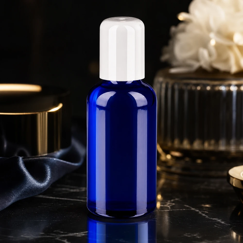 50ml roll-on-pullo valkoinen vakiokorkki BlueLine UT18/50 Tyylikäs 50ml roll-on-pullo kirkkaan sinisessä värissä ja valkoisella korkilla tyylikkääseen tuote-esittelyyn.