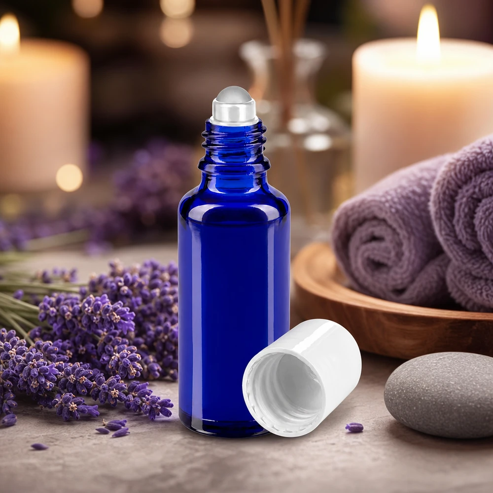 Apteekkipullo sininen 30ml roll-on korkki valkoinen 30 ml:n roll-on-pullo koboltinsinisestä apteekkilasista, jossa on valkoinen vakiokorkki