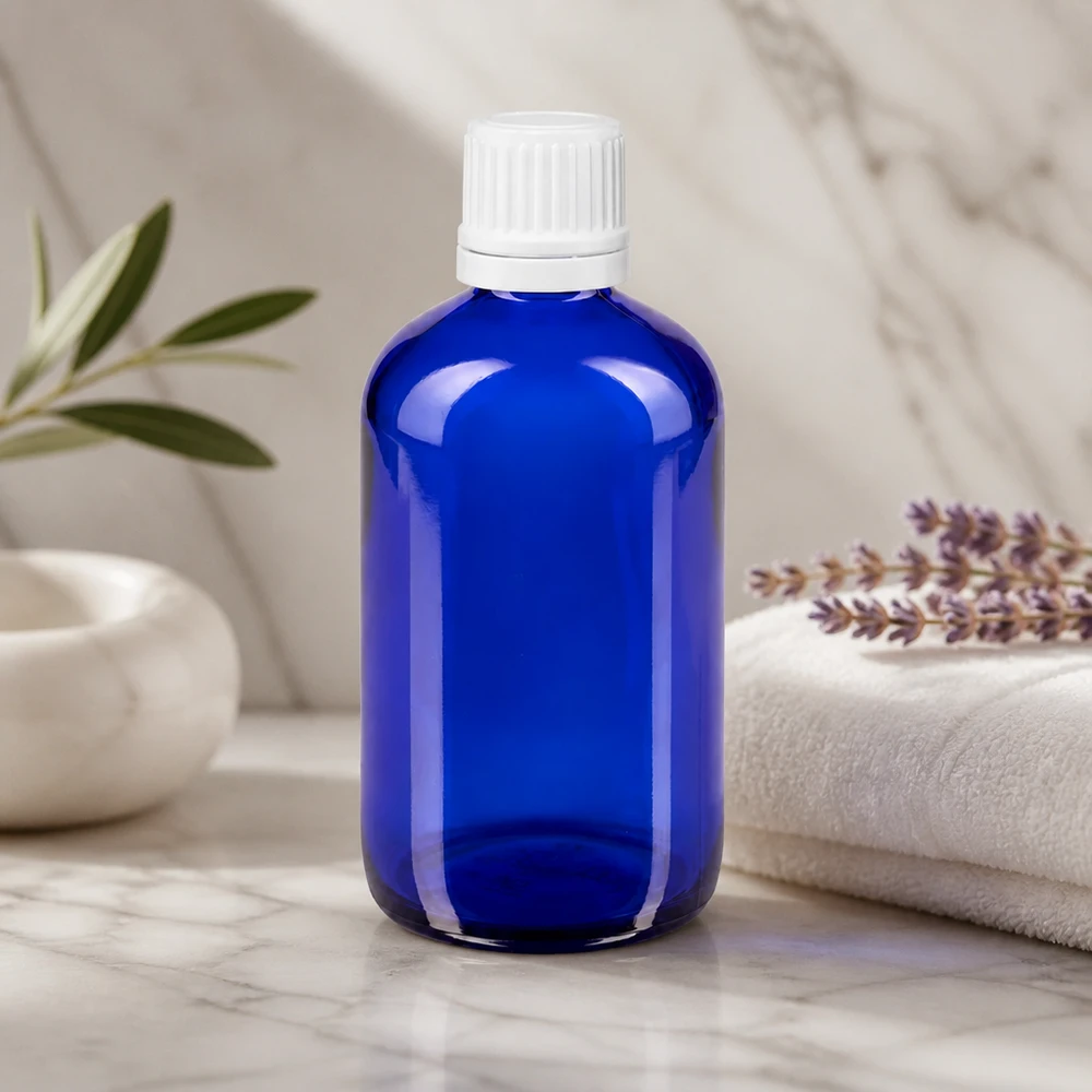 Apteekkipullo sininen 100ml tippapullon korkki 1.2mm valkoinen väärentämisen estävä sulkeminen Sininen 100 ml:n tiputuspullo apteekkilasista, valkoisella OV-korkilla, marmorialustalla