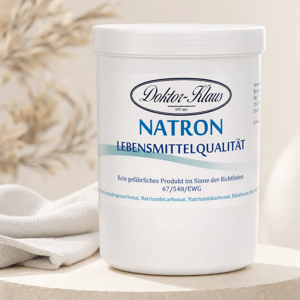 Doktor Klaus Natron 1kg mit luftdichtem Verschluss neben naturfarbenem Geschirrtuch