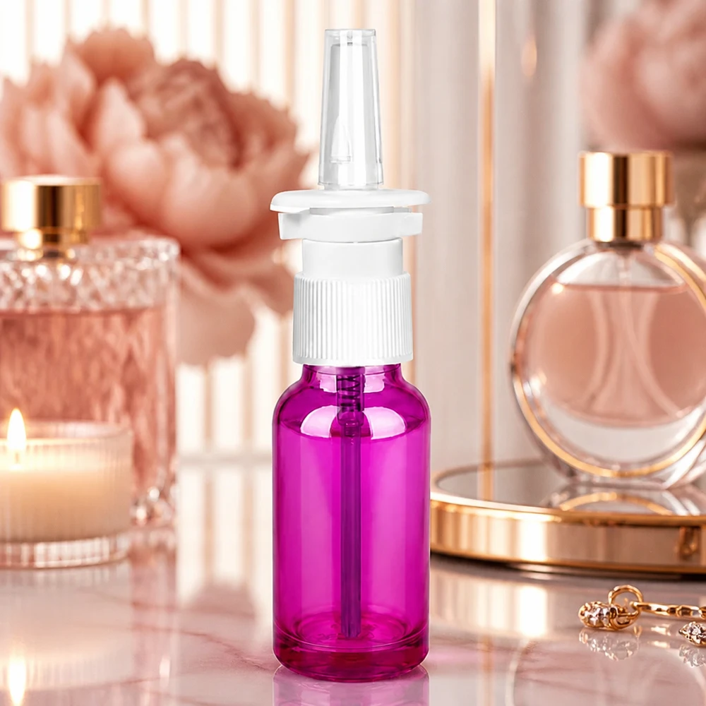 20ml nenäsumutinpullo valkoinen/läpinäkyvä vakio PurpleLine. UT18/20 20ml nenäsuihkupullo, jossa on valkoinen pumppusuihkupää violetilla värillä hygieeniseen nenänhoitoon.