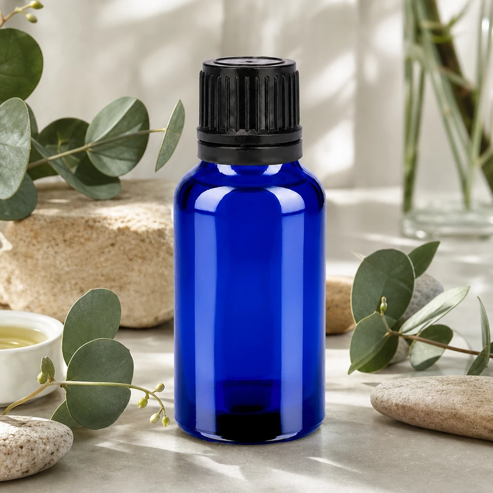 Kätevä 20 ml:n lasipullo koboltin sinisellä ja mustalla korkilla liikkuvaan aromaterapiaan.