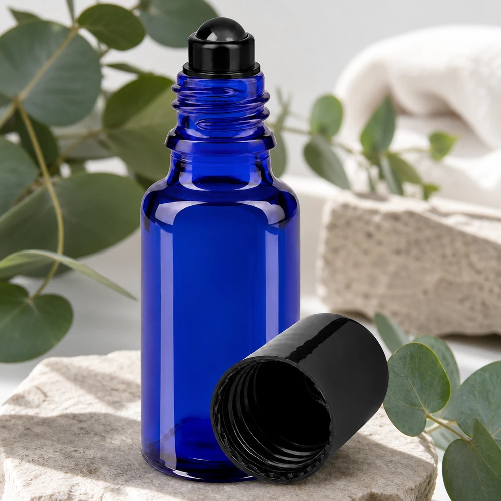 Apteekkipullo sininen 20ml roll-on korkki musta Sininen 20 ml:n apteekkilasinen roll-on-pullo, jossa on musta pallokärki ja avattava kansi