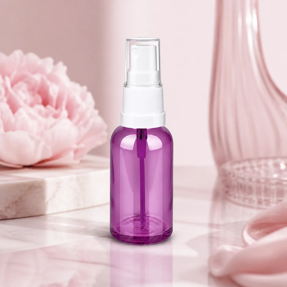 Kompakti pumppupullo 30ml tyylikkäässä violetissa muotoilussa suihkeiden liikkuvaan käyttöön.