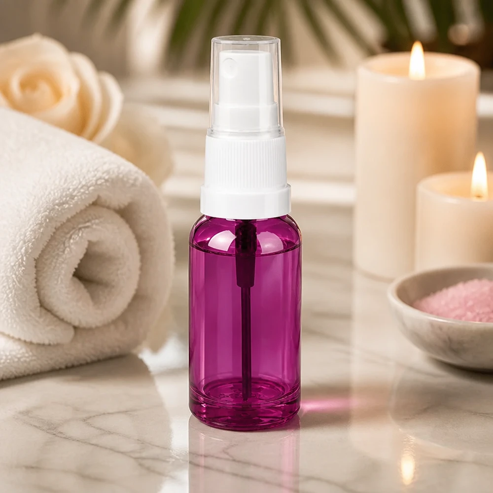 20ml suihkepullo läpinäkyvällä violetilla rungolla ja käytännöllisellä valkoisella suihkutuslisäosalla kauneudenhoitoon.