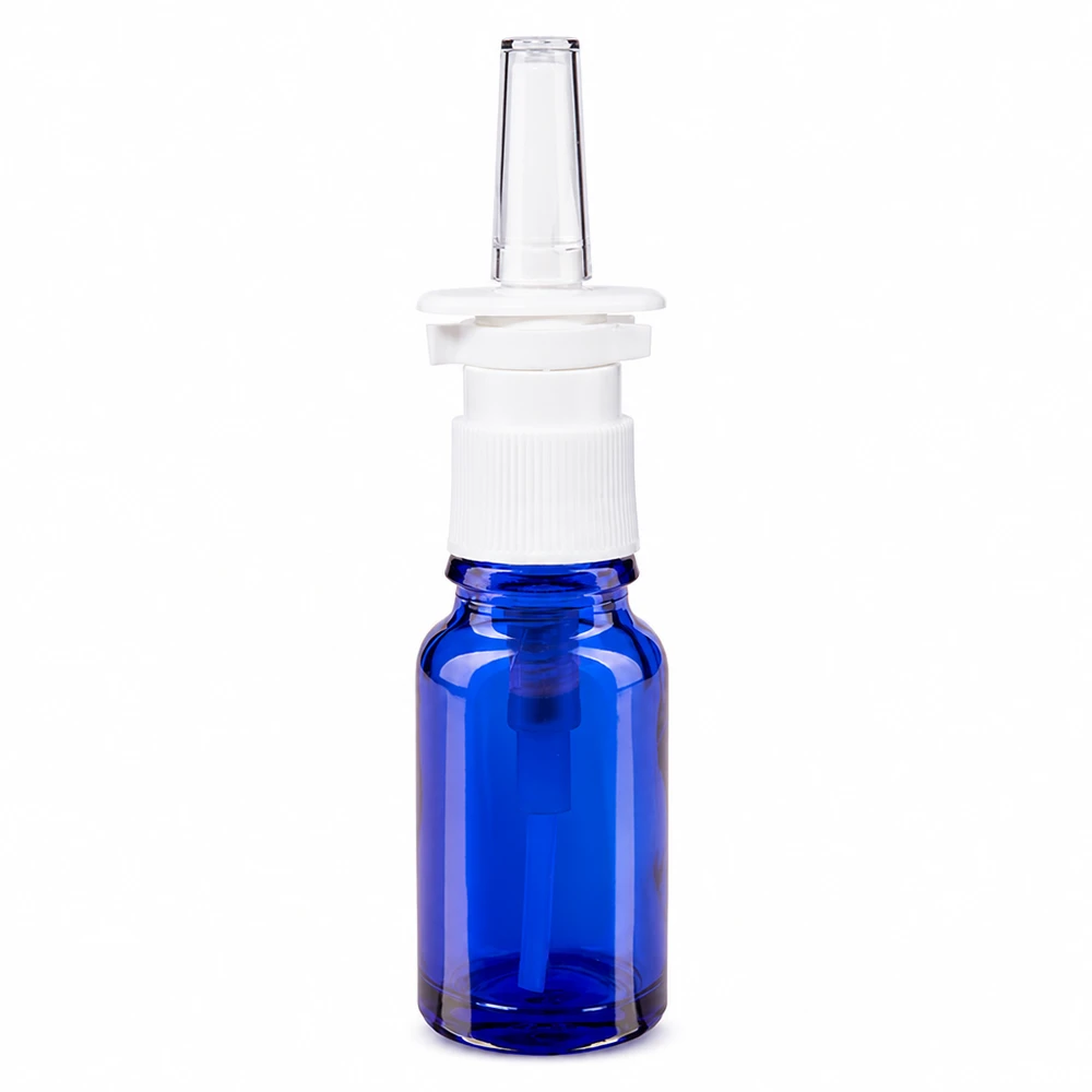 Apteekkipullo sininen 10ml nenäsumutin valkoinen standardi 10 ml:n sininen apteekkilasipullo, jossa on valkoinen nenäsumutteen suutin ja läpinäkyvä suutin