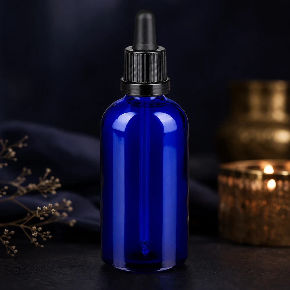 Tyylikäs sininen 100ml lasipullo, jossa on musta kumipipetti tyylikkääseen tuote-esittelyyn.