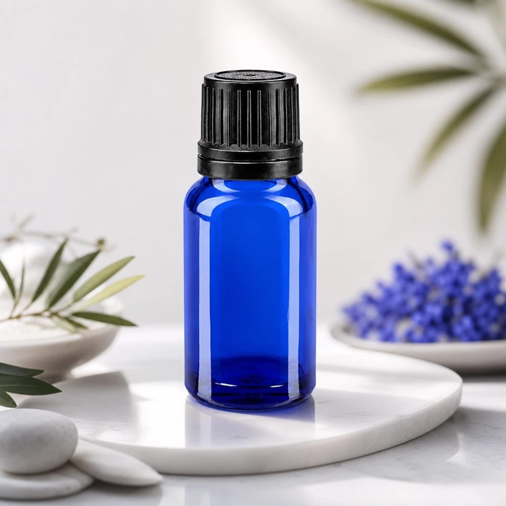 Apteekkipullo sininen 10ml tiputuskorkki valurengas 1mm musta peukaloinnin estävä sulkeminen. Blauglas-tiputuspullo 10 ml, jossa on musta OV-turvakorkki ja tarkka 1 mm:n annostelusuutin
