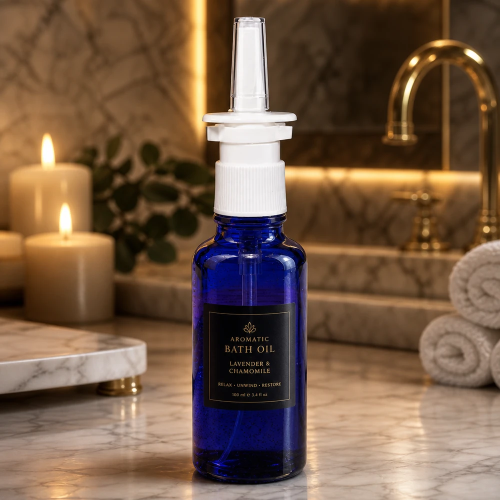 Apteekkipullo sininen 30ml nenäsumutin valkoinen standardi Pieni 30 ml:n nenäsumutepullo koboltinsinisestä apteekkilasista, jossa on vakiomallinen pumppupää