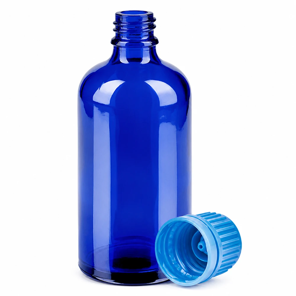 Sininen 100 ml:n lasipullo UT18-kierteellä ja sinisellä kierrekorkilla turvallista säilytystä varten.
