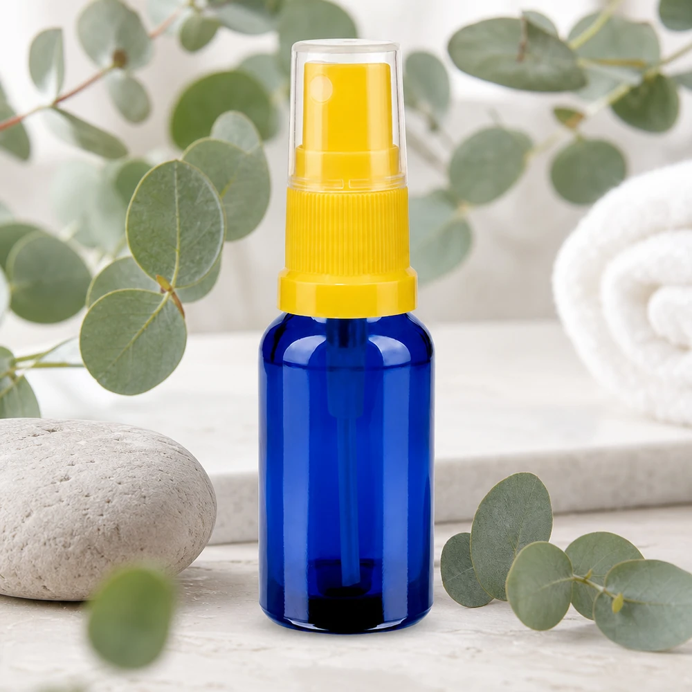 Pieni 20 ml:n suihkepullo koboltinsininen keltaisella pumppusumuttimella BlueLine UT18/20