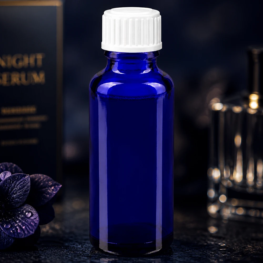 Hoikka 30 ml:n kobolttilasipullo, jossa on valkoinen turvakorkki, tyylikkään Night Serum -pakkauksen edessä