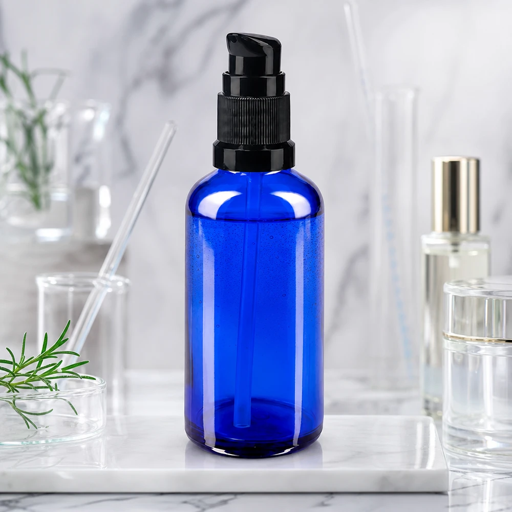 Apteekkipullo sininen 50ml pumppukorkki musta standardi Sininen, sylinterimäinen 50 ml:n apteekkilasipullo, jossa on musta annostelupumppu