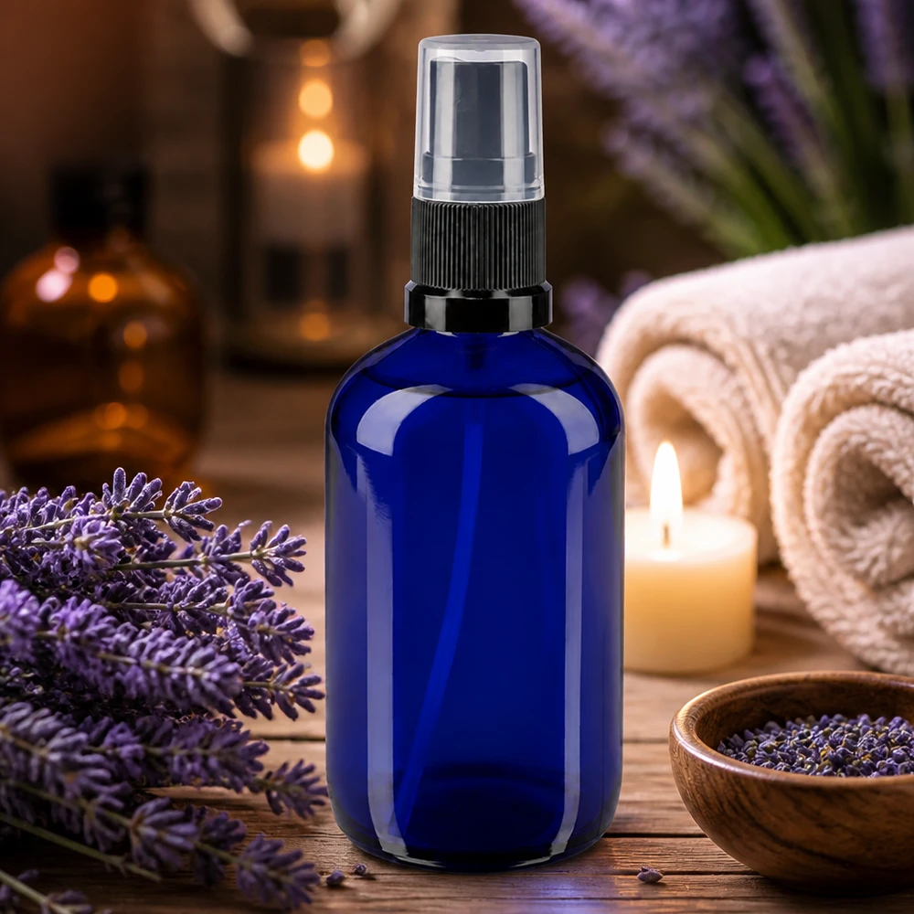 Apteekkipullo sininen 100ml ruiskukorkki musta Sininen 100 ml:n apteekkityyppinen suihkepullo, jossa on laventelia ja kynttilöitä spa-tunnelmassa