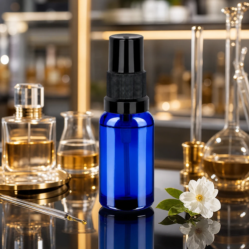 20ml suihkepullo musta vakiokorkki BlueLine UT18/20 Laadukas 20ml BlueLine-suihkupullo, joka on valmistettu kestävästä sinisestä lasista ja jossa on musta sumutin laboratoriokäyttöön.