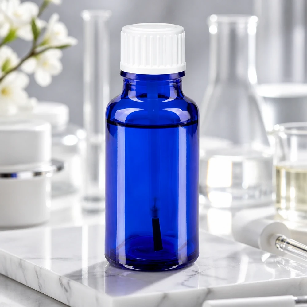 20 ml:n apteekkipullo, sinistä lasia, valkoisella kierrekorkilla, laboratorioympäristössä