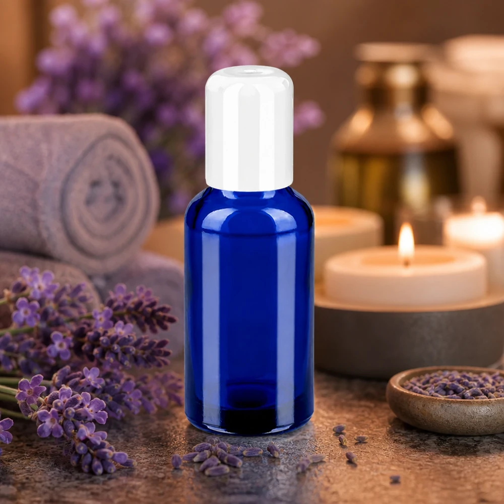 Pienikokoinen 30ml roll-on pullo koboltin sinisellä ja valkoisella korkilla aromaterapiasovelluksiin.