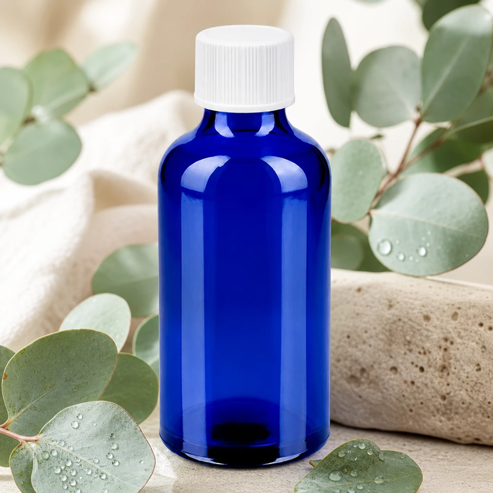 50ml BlueLine-lasipullo, koboltin sininen, jossa on uritettu valkoinen kierrekorkki turvallista säilytystä varten.