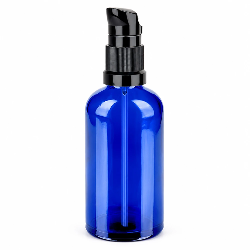 100ml pumppupullo musta vakiokorkki BlueLine UT18/100 100ml pumppupullo sinisestä lasista, jossa on musta pumppuannostelija kosmetiikkaan ja hoitotuotteisiin.