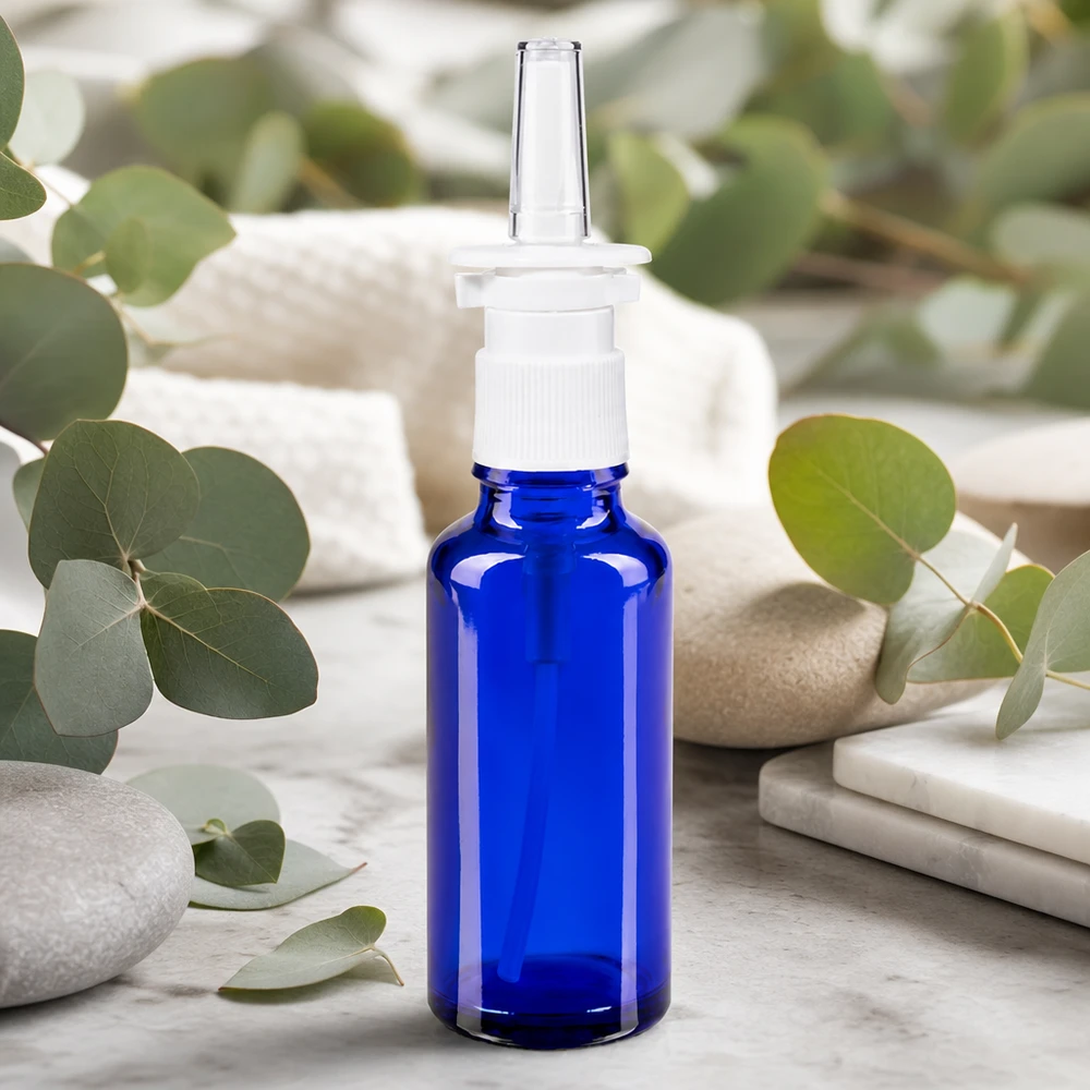 Apteekkipullo sininen 30ml nenäsumutin valkoinen standardi 30 ml:n nenäsumutepullo, koboltinsininen, valkoisella pumppupäällä ja eukalyptusoksilla koristeltu