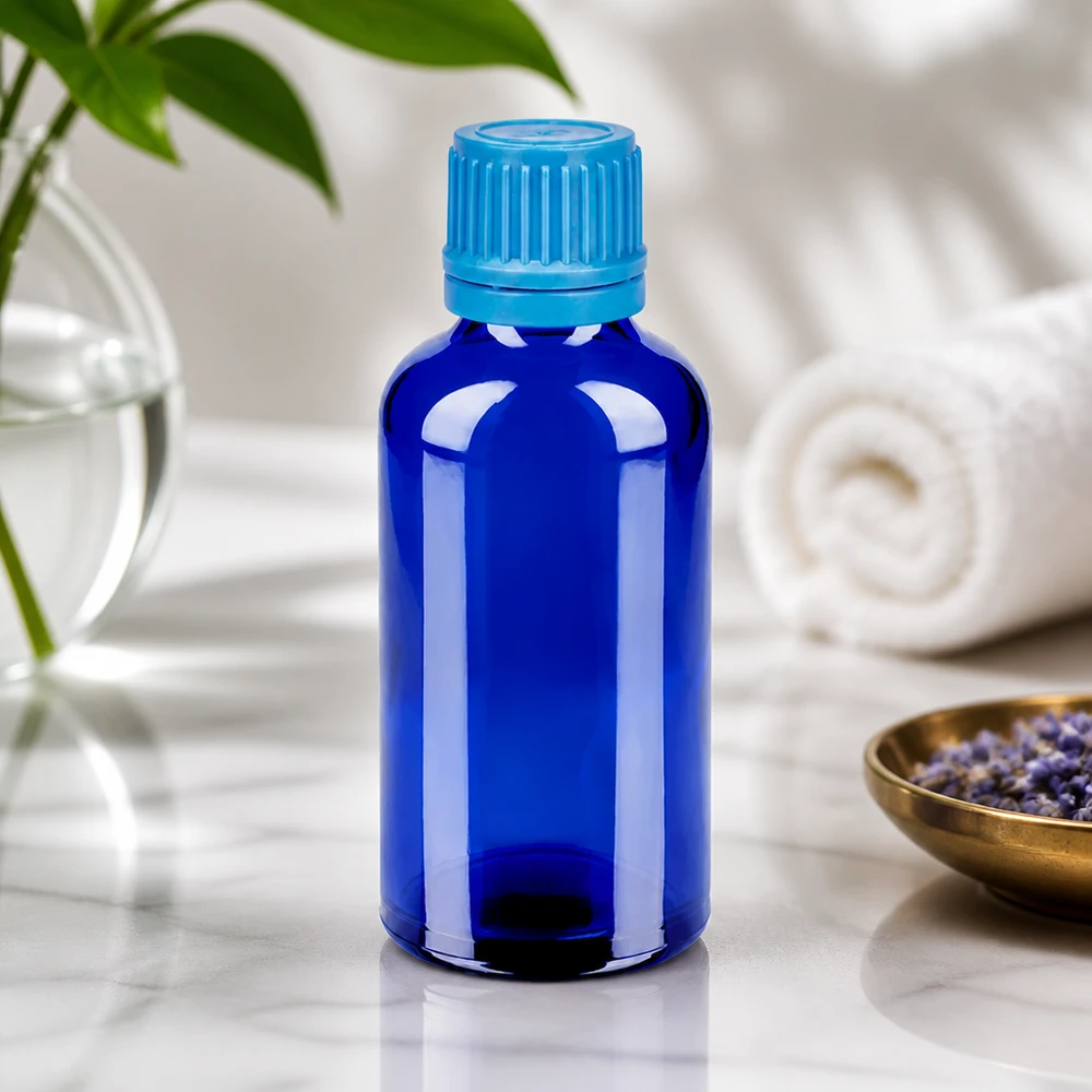 Korkealaatuinen 50ml lasipullo tyylikkäässä koboltinsinisessä värissä, jossa on tarkka 11mm kierre.