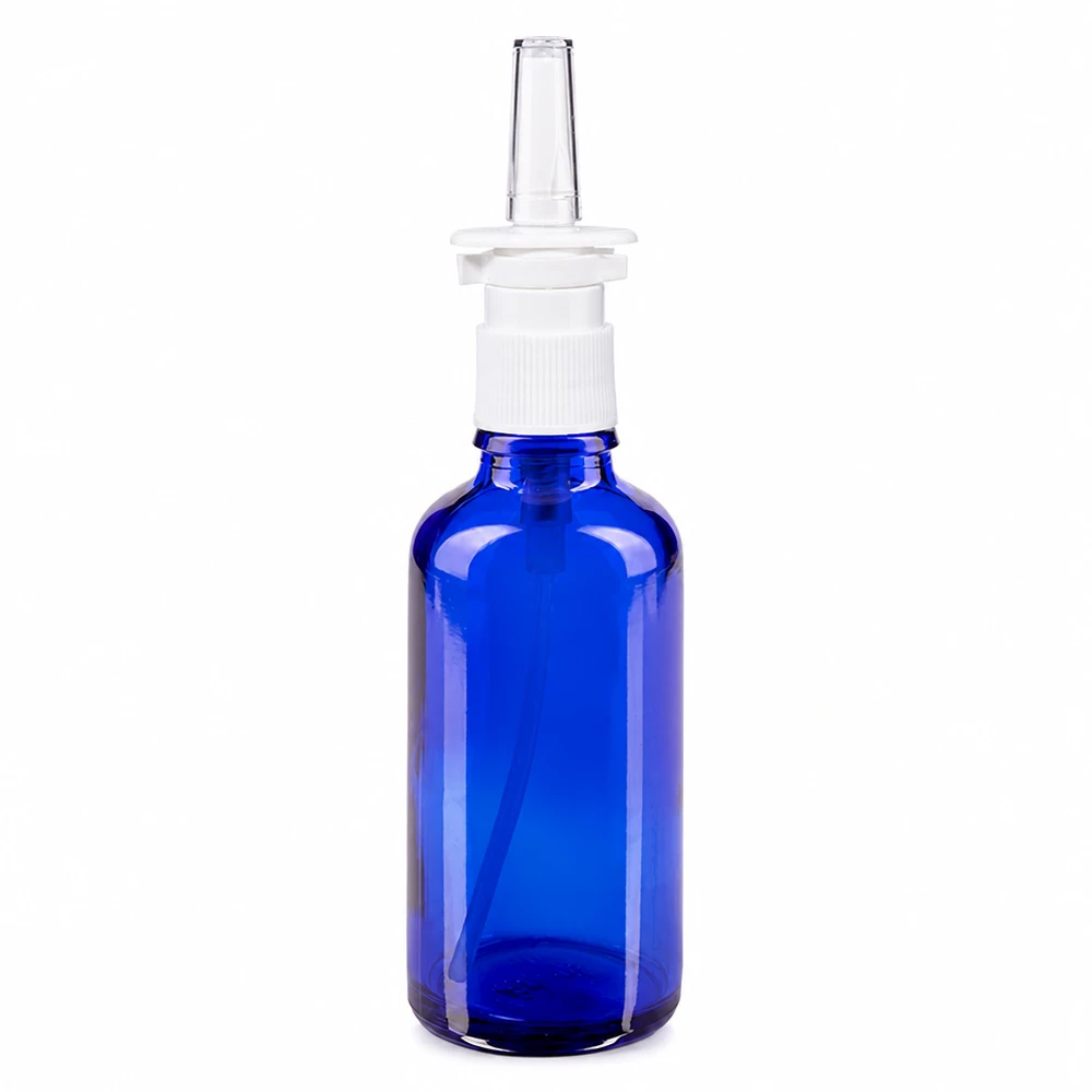Apteekkipullo sininen 50ml nenäsumute valkoinen vakio 50 ml:n sininen lasipullo, jossa on valkoinen nenäsumutepää ja läpinäkyvä suutin, apteekeille